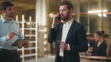 Profesyonel, meşgul, girişimci, patron, borsacı, işveren, cep telefonu işvereni, şirket asistanı. Belgeleri, birden fazla iş sözleşmesi imzalayan beyaz adamlara veriyor.