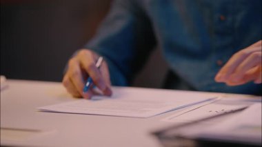 Arap Hintli erkek işadamı iş adamı masa başı işvereni yöneticisine notlar yazıyor gece geç saatlere kadar ofis çalışanı kağıt imzası kontrat belgeleri banka sigortası