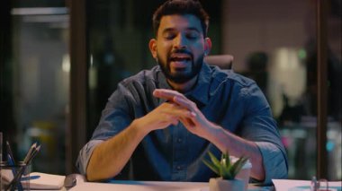 Hintli adam gülümseyen, pozitif adam, erkek iş koçu, akıl hocası, iş adamı, girişimci lideri, karanlık gece ofisindeki İnsan Kaynakları müdürü kamera danışmanlığı, motivasyon konuşması, danışmanlık, danışmanlık, danışmanlık.