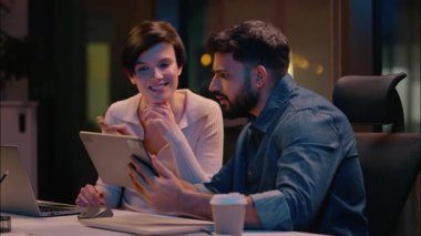 Çok ırklı iş arkadaşları iş arkadaşları iş arkadaşları iş kadınları iş kadınları iş birliği tasarım projesi gece ofis kızı Hintli erkek Kafkas kadın bilgisayarlı tablet web sitesi tartışması