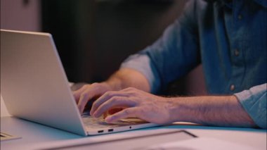 Gece fazla mesai yapan Hintli erkek işadamı yönetici iş adamı karanlık akşam ofisinde dizüstü bilgisayarla çalışıyor gülümseyen işveren programları online ticaret projesinde çalışıyor.