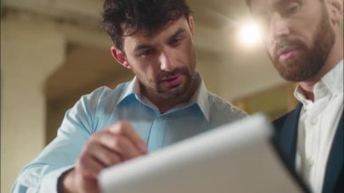 Kafkasyalı erkek iş ortakları ofis danışmanlığında belgeleri tartışıyor. Erkek işadamları, iş arkadaşları, iş arkadaşları, iki iş arkadaşı, banka sigortası sözleşmesi belgelerini görüşüyorlar.