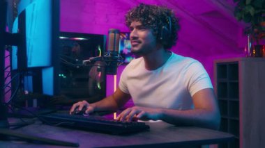 Arap Hindistanlı Amerikalı adam online oyun oynuyor siber sporu etkiliyor sunucu erkek akış blogcusu blogcu çocuk jest yapıyor tamam onaylıyorum heyecanlı oyuncu flamasını tavsiye ediyorum