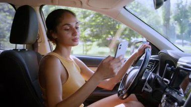 Cep telefonu, akıllı araba, otomobil, internet, sosyal medya, sosyal medya, gülümseyen teknoloji, taşıma aracı, iş kadını, cep telefonu, iş kadını.