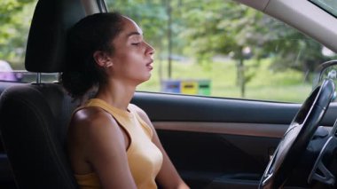 Afrika kökenli Amerikalı bir kadın ağlıyor. Depresyonlu kadın araba kullanıyor. Stresli trafik kazası, duygusal çöküntü, iş kadını taşıma aracı arızası.