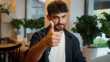 Kafkasyalı serbest çalışan, dizüstü bilgisayarda çalışan, kamerayı işaret eden, insan kaynakları müdürü işe alan, müşteri ziyaretçisi, iş adamı, iş adamı, kapalı kafeli, jest işvereni, bilgisayar davetlisi,