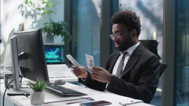 Afrikalı Amerikalı iş adamı dolar sayıyor maaş sorunu olan erkek işadamı işçi müdürü finansal kriz lideri ofisteki endişeli girişimciyi üzüyor