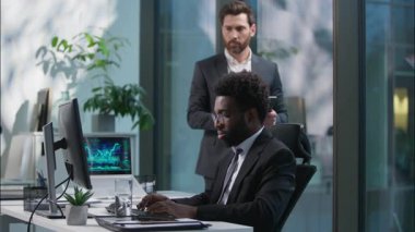 Afrika kökenli Amerikalı çalışan, bilgisayar çalışanı, Kafkasyalı patron, iş adamları, iş adamları, iş adamları, erkek, bilgisayar çeşitliliği çalışanları, omuz işçilerine danışmanlık yapıyor.