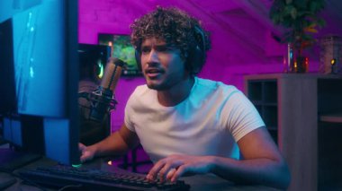 Duygusal Arap erkek bilgisayar oyuncusu, bilgisayar oyunu siber oyun flaması e-spor, oyuncu kaybı, mikrofon erkek video oyunu, oyun akışı, internet blogger bağımlılarının evini altüst ediyor.