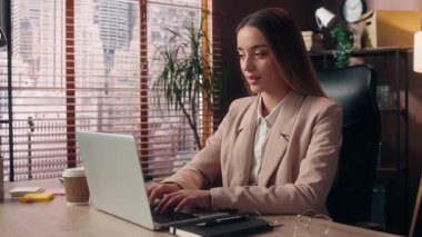 Neşeli, beyaz, kadın, beyaz kadın, iş kadını, ofis çalışanı, girişimci, dizüstü bilgisayarda çalışan, klavyeci, kameraya bakan.