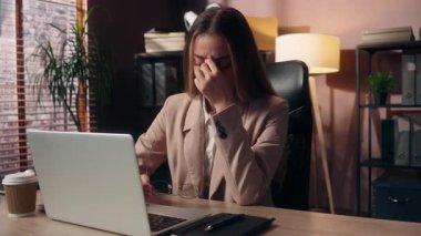 Depresyondaki sağlıksız Kafkasyalı kadın iş kadını yorgun ofis çalışanı yöneticisinin burun köprüsünü ovması bardakları içeride çalışır hale getiriyor. Göz ağrısı, migren, tükenmiş akıl sağlığı.