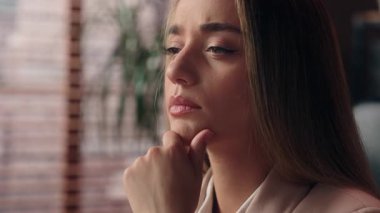 Kafkasyalı düşünceli, yaratıcı iş kadını bayan ofis çalışanı iş adamı şüpheli analizler düşünen, beyin fırtınası yapan, kapalı alanda iş yerinde Eureka içgörü jesti yapan bir işadamı.