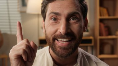 Düşünceli, düşünceli, ev sahibi, düşünceli, Kafkasyalı ev sahibi, erkek, iş adamı. Düşünen, mutlu, mutlu bir fikir planı seçer.