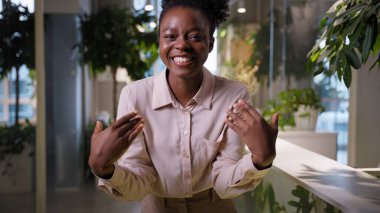 Mutlu Afrika kökenli Amerikalı, etnik, neşeli, iş kadını, işkadını, dişlek, güler yüzlü, iş adamı müdürü. Hoş geldiniz.