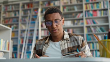 Afrikalı Amerikalı erkek, erkek, erkek, masaj tapınağı baş ağrısı, kütüphane, lise, baş ağrısı, migren, kapalı çalışma kitaplığı, gençlik seansları motivasyonu.