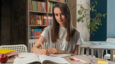 Kendine güveni tam, Kafkasyalı kadın öğretmen kız öğrenci onayı veriyor gülümseme okulu eğitimi, eğitim, profesyonel eğitim kütüphanesi gibi kadınları tavsiye ediyor. Harika sonuç.