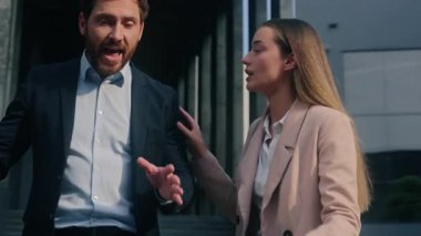 İki Kafkasyalı iş arkadaşı şehir dışındaki iş yerinde çatışma tartışması yapıyor. Stresli erkek işadamı, erkek, kadın iş kadınıyla tartışıyor.