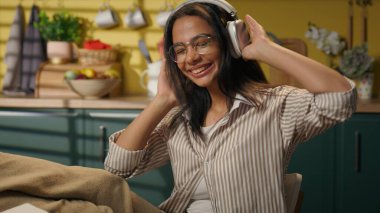 Latin Latin kadın, mutlu, gamsız, komik, Arap kız, serbest çalışan lise öğrencisi, genç kız, dans ediyor, kulaklıkla müzik dinliyor, mutfakta şarkı söylüyor, ders çalışıyor.