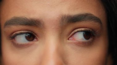 Gözlerini kapat insan yüzü yarı İspanyol kadın üzgün genç kız yanlarına bakıyor koyu renk göz kirpikleri başka yere bakıyor görüş mesafesi sağlık muayenesi