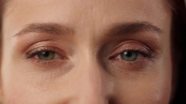 Gözlerinizi açın bayan kirpiklerinizi kapayın kameraya bakın tanınmaz hale gelen iş kadını bayan bayan bayan bayan görüş görüş açısı aşırı göz açık gülümseme iş adamı portresi