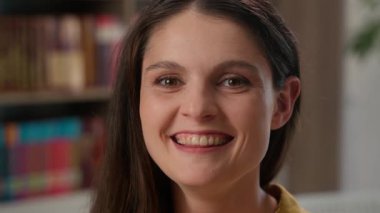 İçerde gülümseyen kadın portresi. Beyaz kız kameraya bakıyor. Lise öğrencisi. Üniversite öğrencisiymiş.