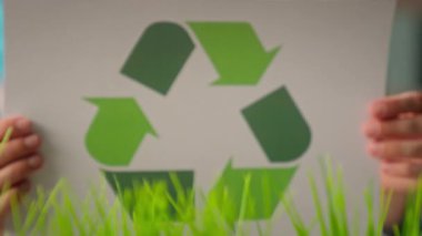 Geri dönüşümlü sembol. Ofiste tanınmayan iş kadını kadın işkadını. Çevre dostu iş çevrelerinde kağıt sıralama. Ekoloji geri dönüşümü koruma.