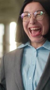 Mutlu, heyecanlı, Asyalı, Asyalı, Çinli iş kadını, neşeli, duygusal kız, Koreli, Japon, kadın iş kadını, sevinç dansı, atlayış, kutlama, ofis binasında alkış.