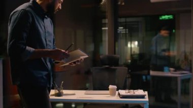 Hintli etnik iş adamı gece geç saatlerde ofise gelir. Fikir yazarlığı yapar. Erkek girişimci yönetici, CEO şirket işvereni, not defterine yazar.