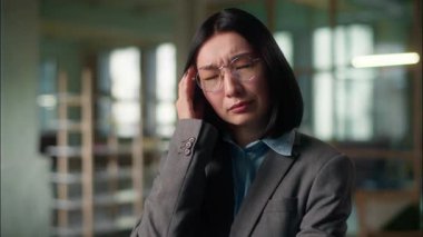 Yorgun Asyalı kadın Çinli kız stresli Japon iş kadını masaj yapıyor tapınaklarda baş ağrısı, migren, migren, mimar baş ağrısı, sağlık sorunları, ofis fabrikası.