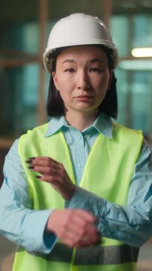 İnşaat mühendisi Çinli kız müteahhit inşaat mühendisi el sıkışarak kafa salladı Asyalı Koreli Japon kadın müfettiş kontrol mühendisliği imalatı yaptı.