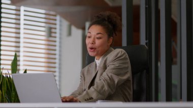 Mutlu Afrikalı Amerikalı kadın, etnik iş kadını, iş kadını, neşeli işçi, ofis işyeri çalışanı, online iş bilgisayarı bahis, kumar, iyi haber, kazanma dansı teklifi.