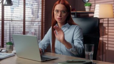 Avrupa 'nın kendine güveni tam kızgın kadın iş kadını profesyonel işkadını dur hareketi gösteriyor. Reddetme işareti yok. İnternette dizüstü bilgisayarla el ele tutuşmayı reddet.