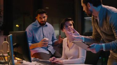 Çok ırklı takım arkadaşları iş arkadaşları Hintli Kafkas erkek kadın arkadaş konuşmaları gece ofiste iş arkadaşları kız arkadaşlar iş adamları iş kadınları şirketi.