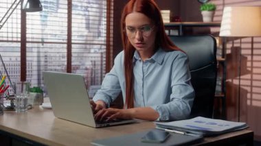 Avrupalı kadın iş kadını kadın işkadını profesyonel işveren dizüstü bilgisayarda çalışıyor online iş görüşmeleri cevaplıyor konuşma konuşmaları akıllı telefon danışmanı istemci