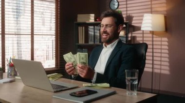 Mutlu, neşeli, güler yüzlü Avrupalı iş adamı para sayıyor, banknotları öpüyor, finans başarısını seviyor, zengin bankacı, bankacı, bankacı, girişimci iş adamı.