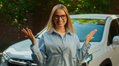 Kafkasyalı kadın fikri heyecan verici yeni kız araba satın alma test sürüşünün tadını çıkarıyor araba satın alma kadın alıcı, iş kadını satış elemanı özlemleri ilham kaynağı tasarım otomobil planlaması