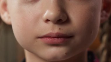 Kapalı görüşlü, yarım suratlı, mutlu çocuk gülümseyen kız çocuğu mutlu dudaklar mutlu, kaygısız duygular tanınmayan kız gülümsemesi dişlek dişli, sağlıklı, neşeli tıp.