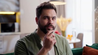 Kuşkulu, kararsız, beyaz iş adamı, erkek, iş adamı, ev sahibi, sakallı, çözümü düşünen, çene hareketlerine kafa yoran, kapalı koltukta karar veren kişi.