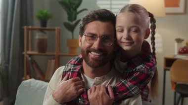 Birlikte sevin babayla kız, gülümseyin. Birbirinize sarılın. İlişkinizi kucaklayın.