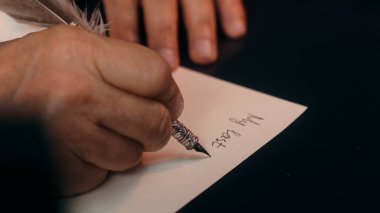 Yaşlı beyaz adam son vasiyetini yazıyor. Emeklilik belgesi, vasiyetname, vasiyetname, mirası hazırlıyor. Ölümü hazırlıyor.