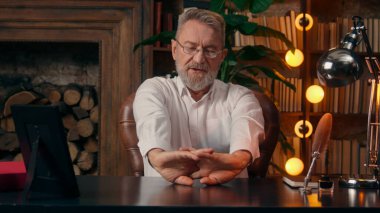 Yaşlı Kafkasyalı, olgun, yaşlı, ellerini uzatan, silah tutan, esneyen iş adamı defteri planlama günlüğünü al, çalışma tembelliğini hazırla.