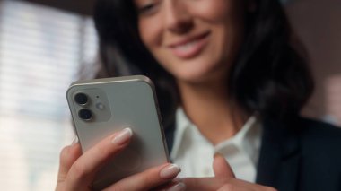 Neşeli Kafkasyalı kadının cep telefonu akıllı telefonu internet teknolojisi sosyal medya çalışanı kadın iş kadını ofis yöneticisi Gadget cep telefonu ekranı
