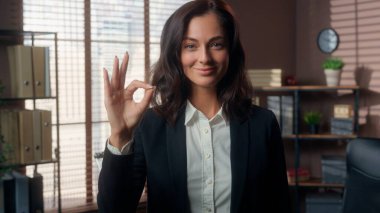 Beyaz, mutlu, el hareketi yapan bir kadın. Tamam şirket iyi fikir alışverişi. Kadın, iş kadını, ev hanımı.