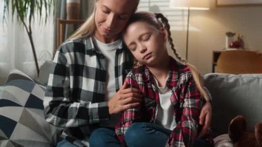 Evde aile sevgisi... Kafkasyalı anne... bebek bakıcısı... destek veren anne... kucaklayan... üzgün küçük kız çocuk...