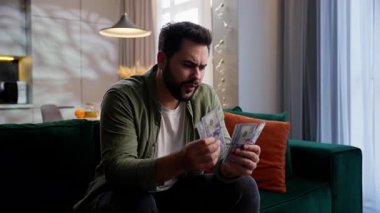 Kafkasyalı meteliksiz iş adamı, erkek işadamı, fakir ev sahibi, kanepeye oturmuş para sayıyor, para sıkıntısı çekiyor, para sıkıntısı çekiyor, para sıkıntısı çekiyor, iflas ediyor, ev kredisi çekiyor.