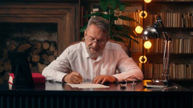 Yaşlı beyaz adam sözleşme belgeleri imzalıyor. Evraklar. Mektup yazıyor. Girişimci iş adamı ofisi.