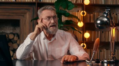 Yeni bir fikir üzerinde düşünen yaşlı beyaz bir adam parmaklarını kaldırsın. Yetişkin iş adamları, kapalı alanlarda karar versinler. Düşünceli bir erkek, ev ile ilgili düşüncelere dalsın.