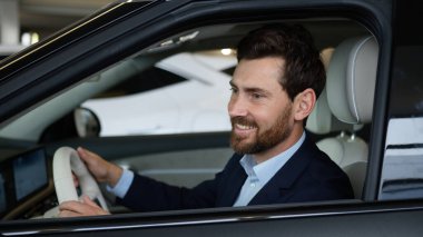 Beyaz adam direksiyona dokunuyor. Müşteri kredisi pahalı. İçeriden erkek kuaför satın alıyor.