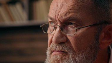 Yüzünüzü kapatın, düşünceli, yaşlı, beyaz, erkek, iş adamı. Düşünce, düşünce, ilham, not defteri yazma, girişimci, yazar, yazar, yazar, yazarlar ofisi, çalışanlar ofisi.