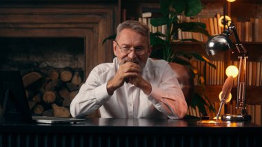 Başarılı, yaşlı, beyaz, kendine güvenen işadamı ofisi kameraya bakıyor yakışıklı, yaşlı, lider, profesyonel işçi kollarını kavuşturup ev sahibi yönetici patron iş gözlükleri takıyor.